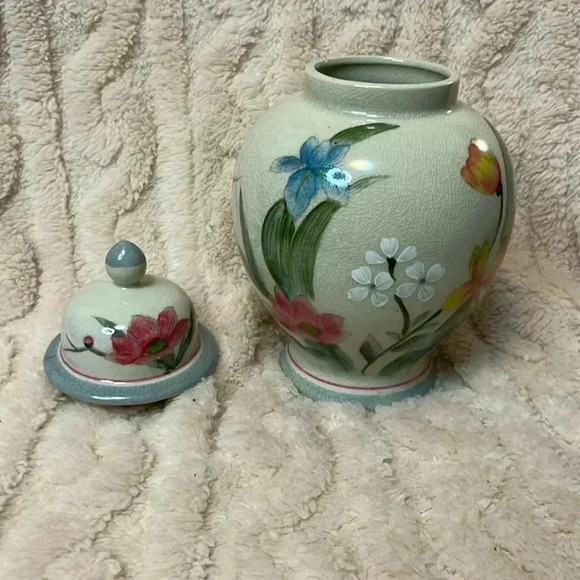 VINTAGE ANDREA by SADEK FLORAL Small URN VASE W/ LID MADE in JAPAN 9” Tall - Picture 4 of 4